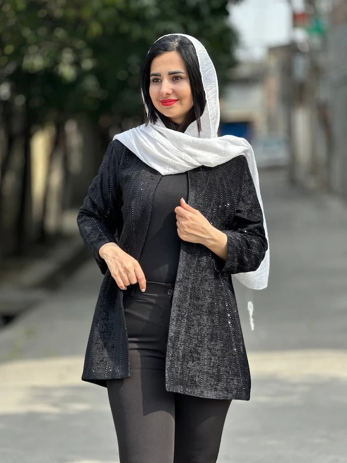 کت مشکی 416854 - چه مانتویی باعث میشه لاغرتر به نظر بیایم؟