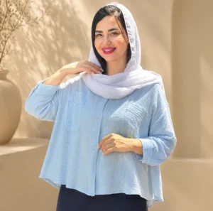 شومیز تابستانه 154154 e1785326396438 300x297 - بهترین شلوار برای شومیز تابستانه؛ راهنمای ست کردن شومیز برای استایل خنک و شیک