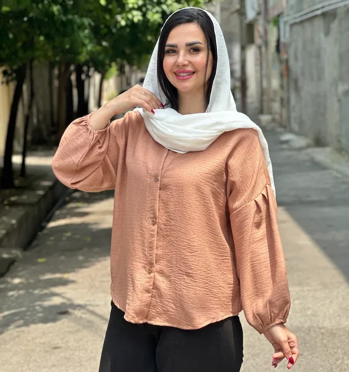 شومیز شانتون 54987654 e1782894174155 - افراد قد کوتاه چه لباسی بپوشند؟ نکات طلایی برای خوش&zwnj;استایل شدن