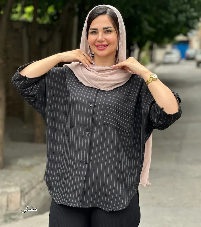 مانتوی راه راه 584874669 e1782894984759 - افراد قد کوتاه چه لباسی بپوشند؟ نکات طلایی برای خوش&zwnj;استایل شدن
