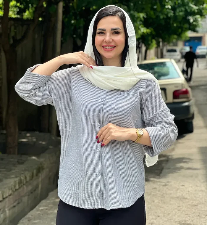 مانتو راه راه 5498744165874 e1782896214500 - افراد قد کوتاه چه لباسی بپوشند؟ نکات طلایی برای خوش&zwnj;استایل شدن