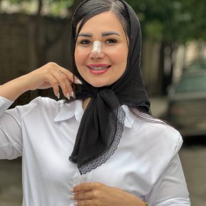 تیشرت دختر عینکی ۶۷۰